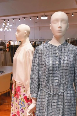 “美女企業家”轉型時尚主播，金山寶藏服裝工廠店借力數碼產品再掀熱潮